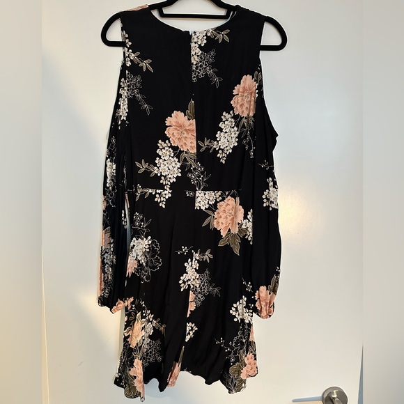 Floral Open Shoulder Dress from Dynamite - Picture 5 of 8
